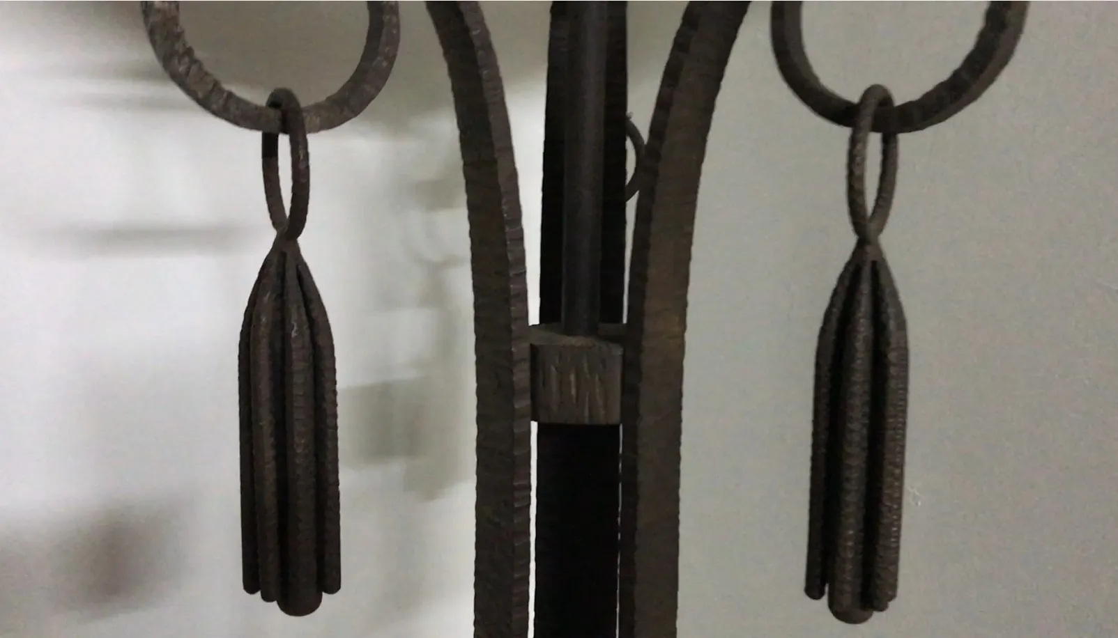 고리 모양의 세부 정보가 있는 오래된 플로어 램프, 중립적인 분위기