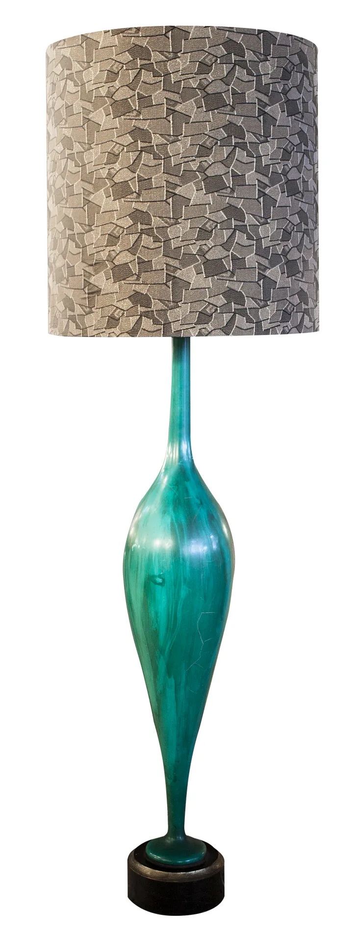 Luminária de pé antiga com base preta e cúpula moderna, ideal para decorar ambientes.