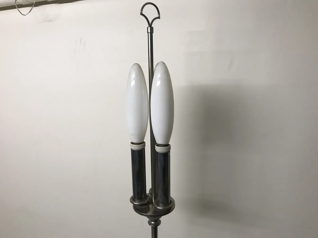 lampe sur pied antique de deux ampoules dans un cadre neutre