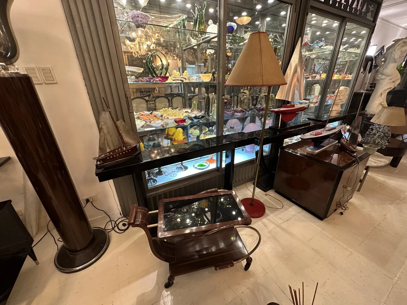 古いフロアランプとシェード、部屋に温かみを加える。