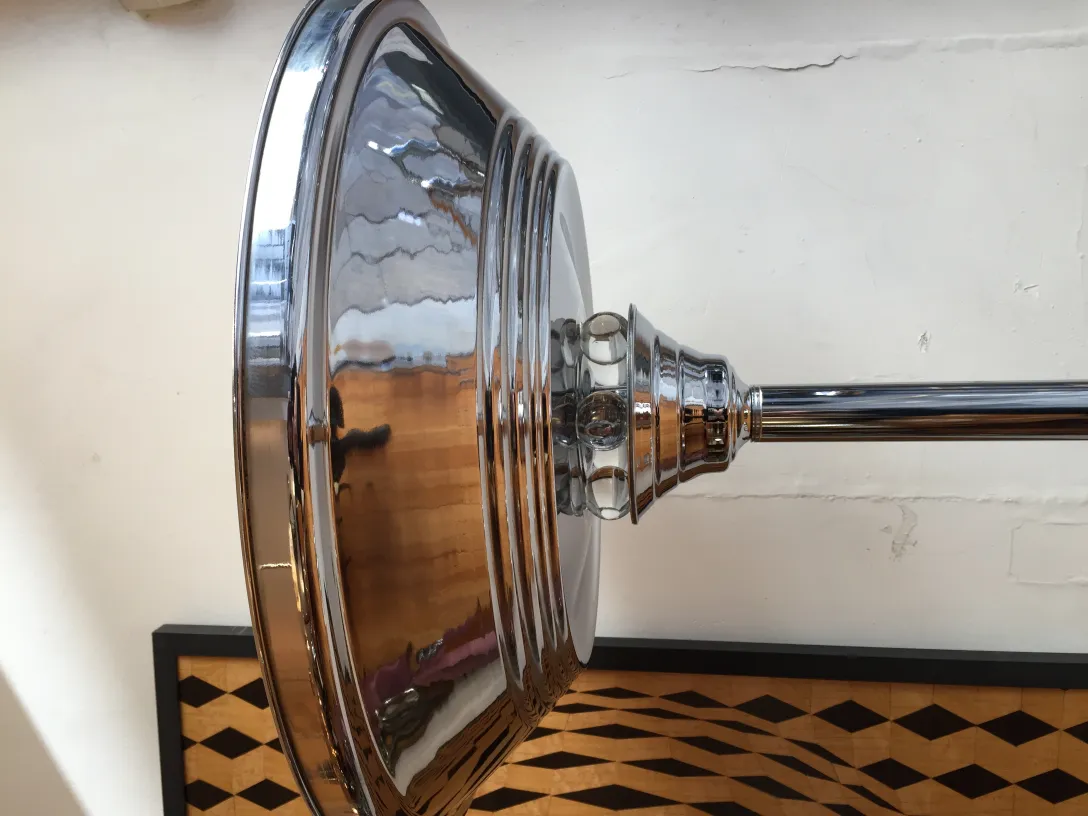 Antike Stehleuchte mit elegantem Sockel und reflektierendem Schirm