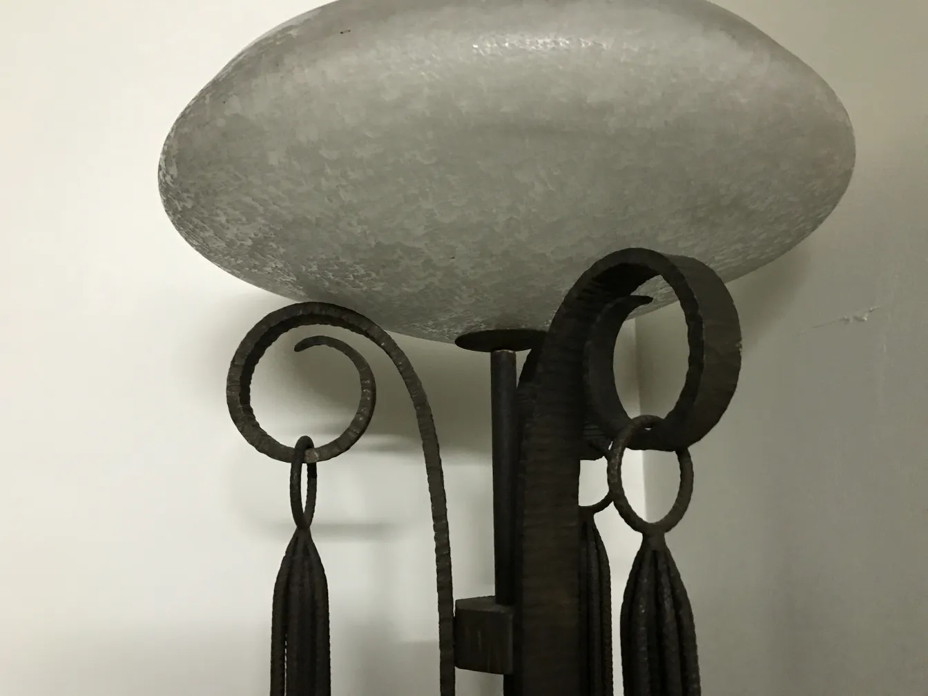 Antigua lámpara de pie de diseño único con base decorativa y detalles elegantes. Ideal para salones.