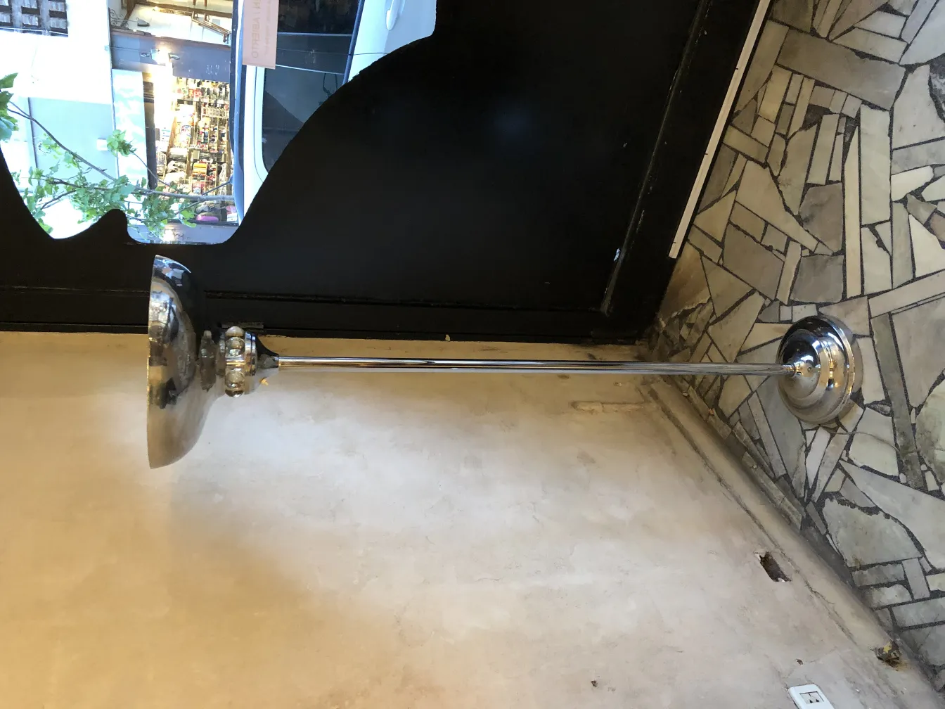 प्राचीन-फर्श-का-दीपक-चमकदार-डिजाइन-परिसर-परंपरागत।