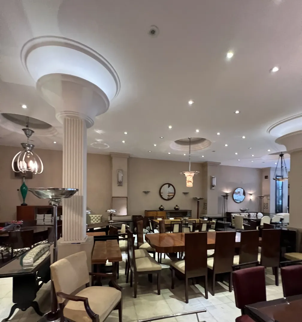 पुराना-आकर्षक-फर्श-दीपक-शानदार-सेटिंग-में