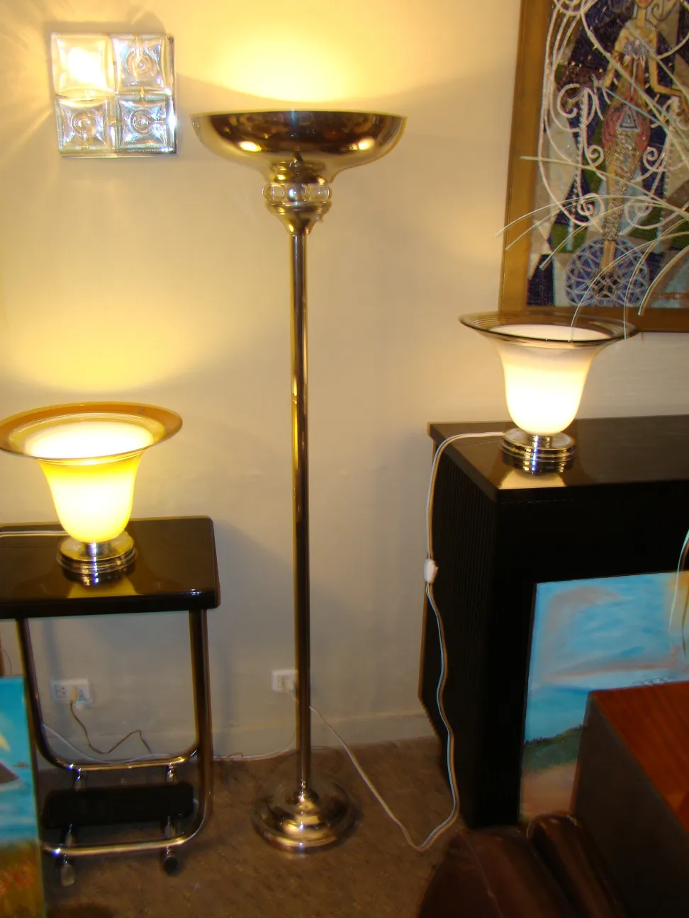 Luminária de pé antiga com design elegante e luz quente, ambiente aconchegante.