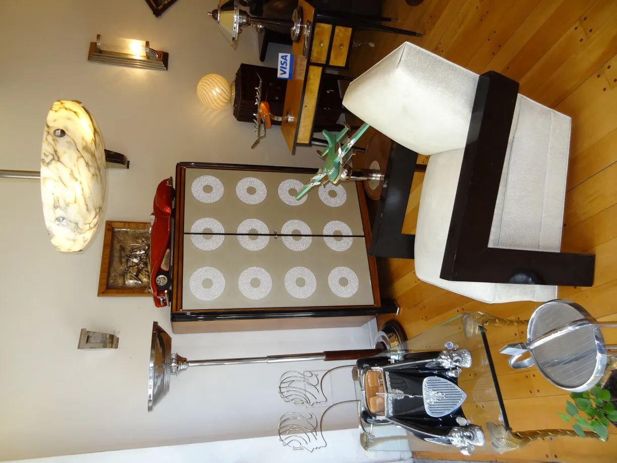 古典设计的古董落地灯，在复古风格的房间里。