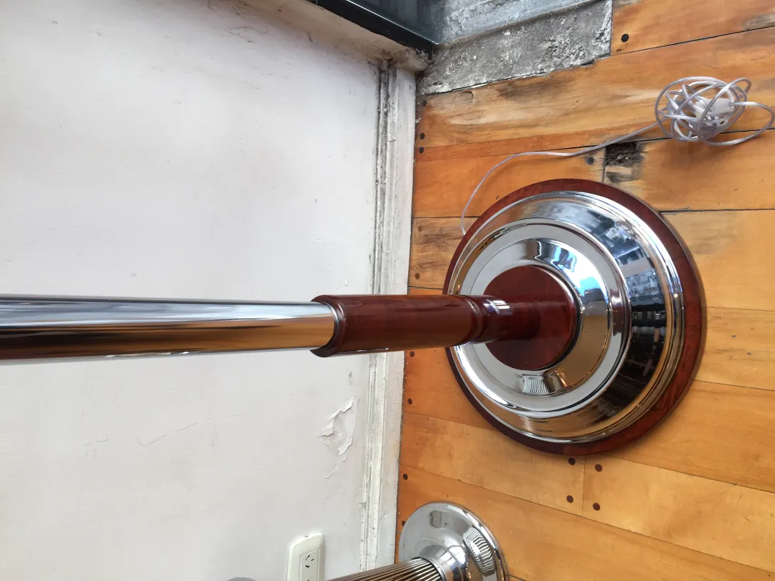 古いフロアランプ、光沢のあるベース、居心地の良い環境