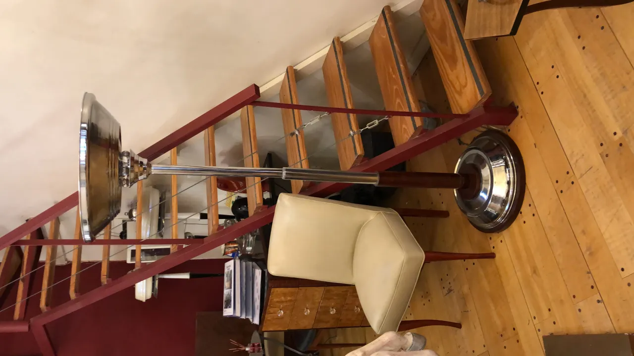 antike stehleuchte mit elegantem design in einem zuhause