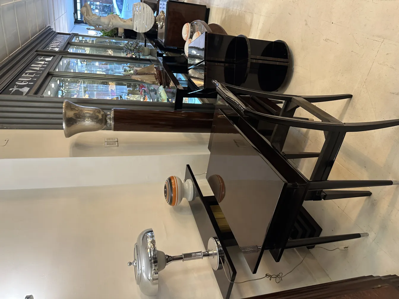 Lampada da terra antica in un ambiente elegante, accanto ad altri oggetti decorativi.