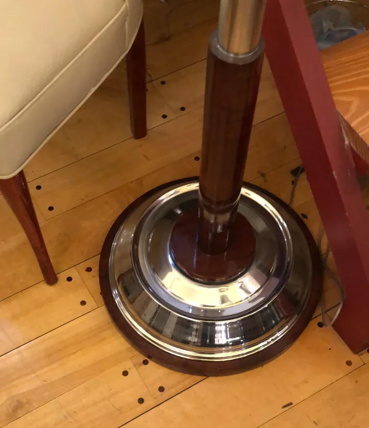 古いフロアランプ、光沢のあるベース、クラシックスタイルの温かみのある空間に。