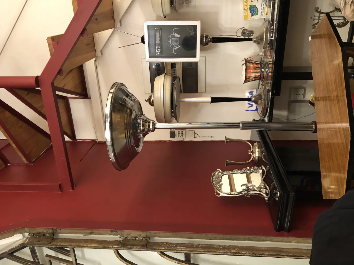 مصباح-أرضي-قديم-بتصميم-أنيق-في-بيئة-مريحة