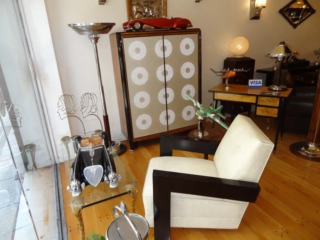 Lámpara de pie antigua de estilo clásico con luz suave, rodeada de decoración retro