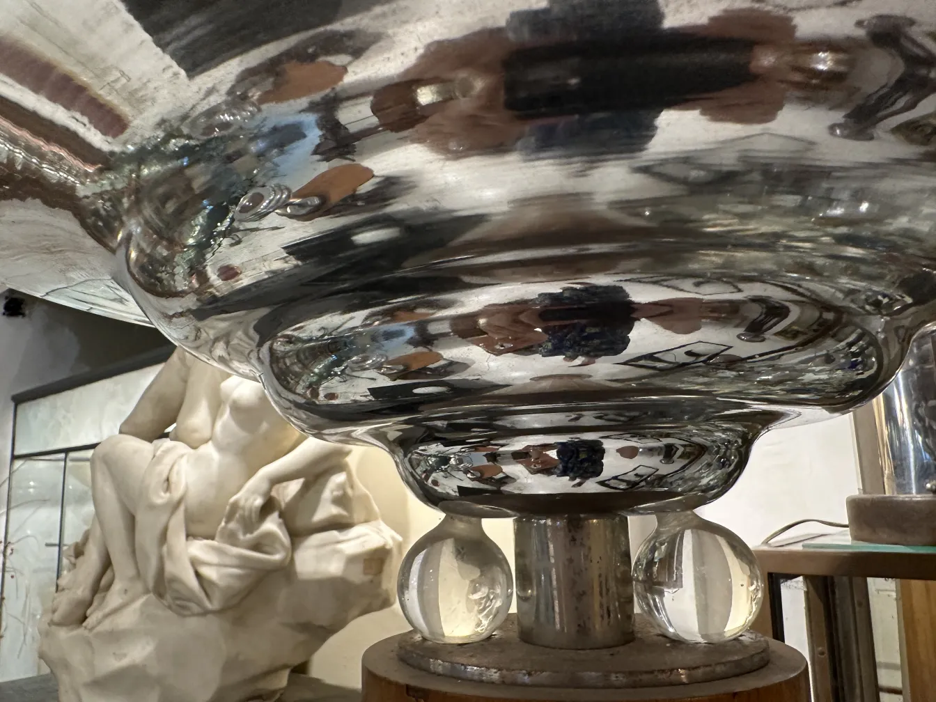 Lampada da terra antica con riflessi lucidi e atmosfera artistica.