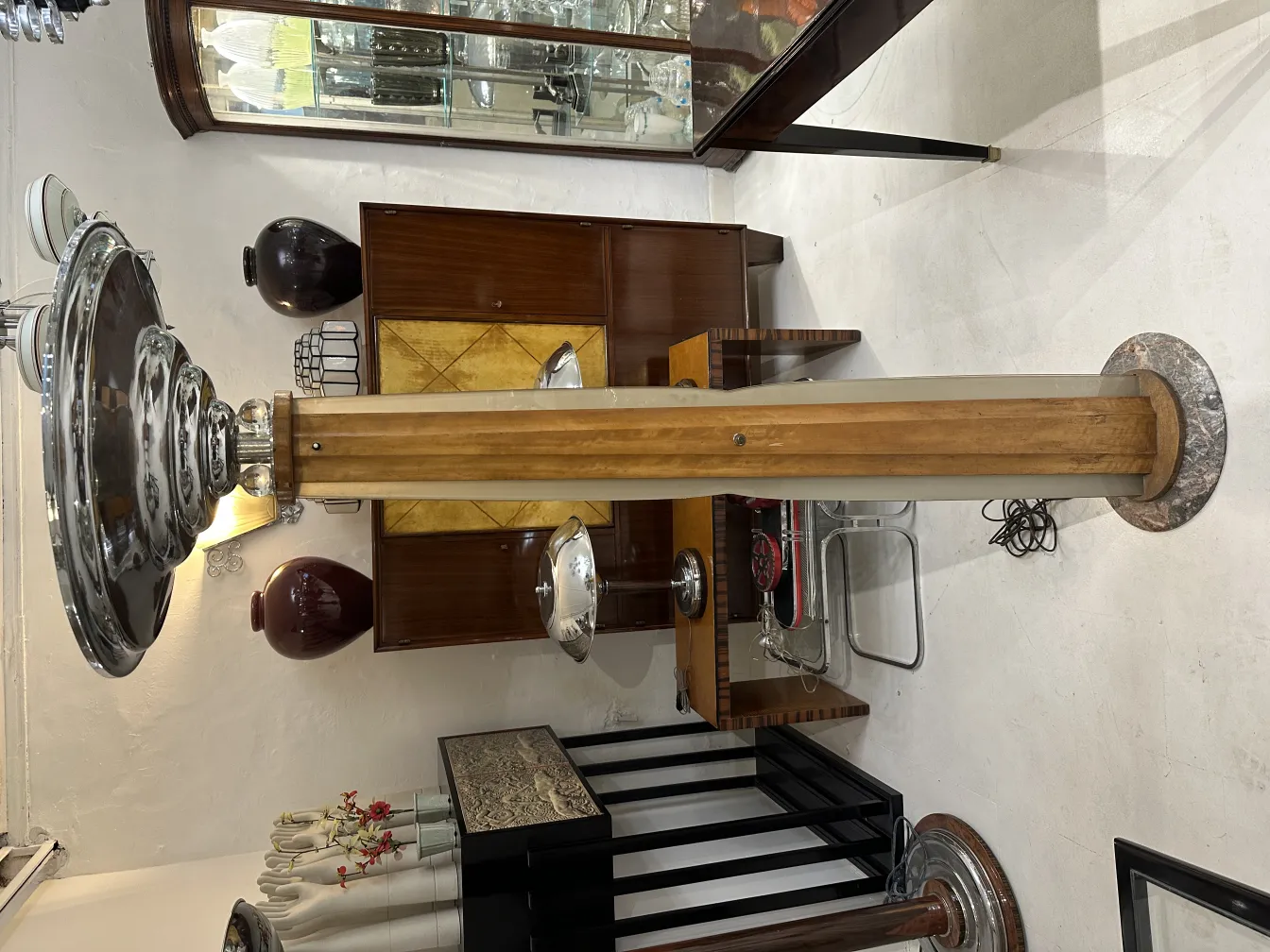 torchiere antique avec base décorative et détails brillants