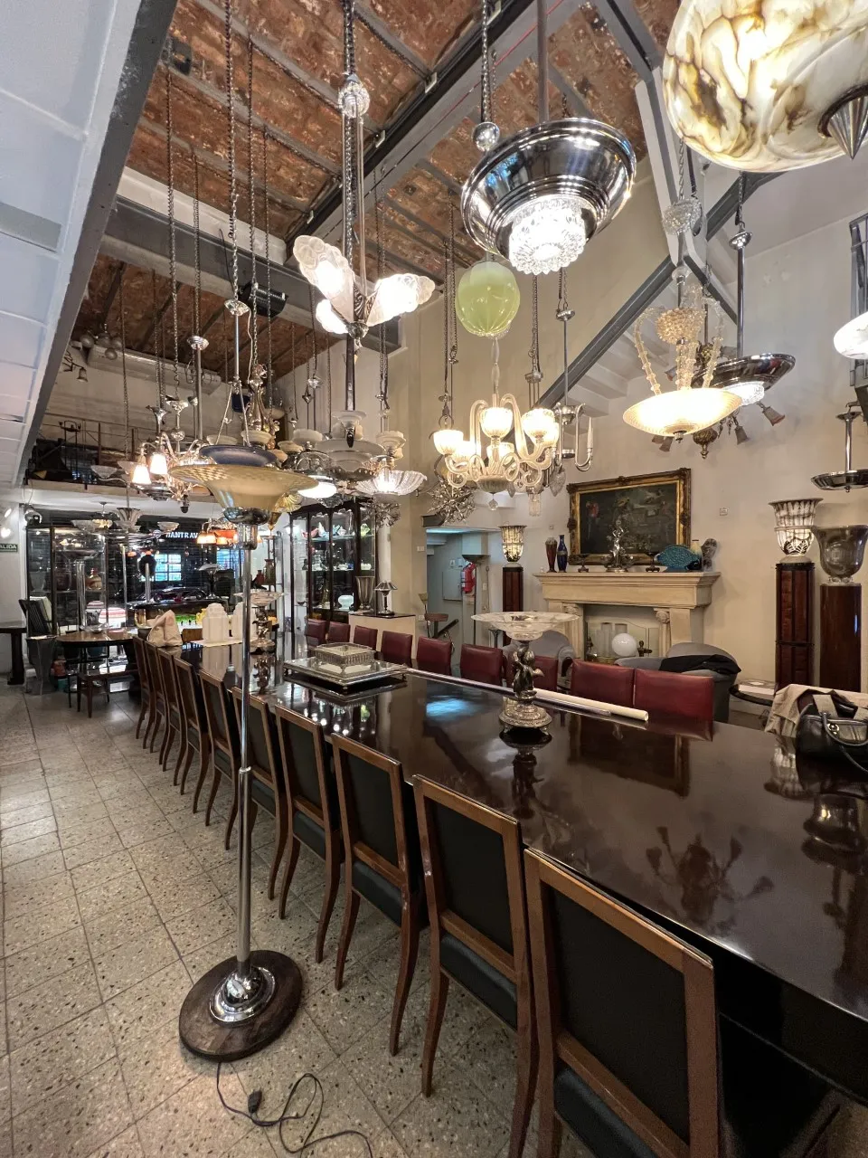 lampada da terra antica in un ambiente elegante