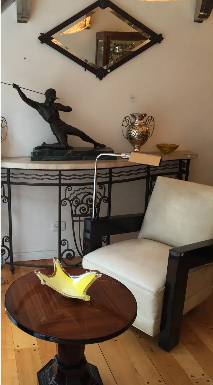 antigua lámpara de pie decorativa en un ambiente clásico