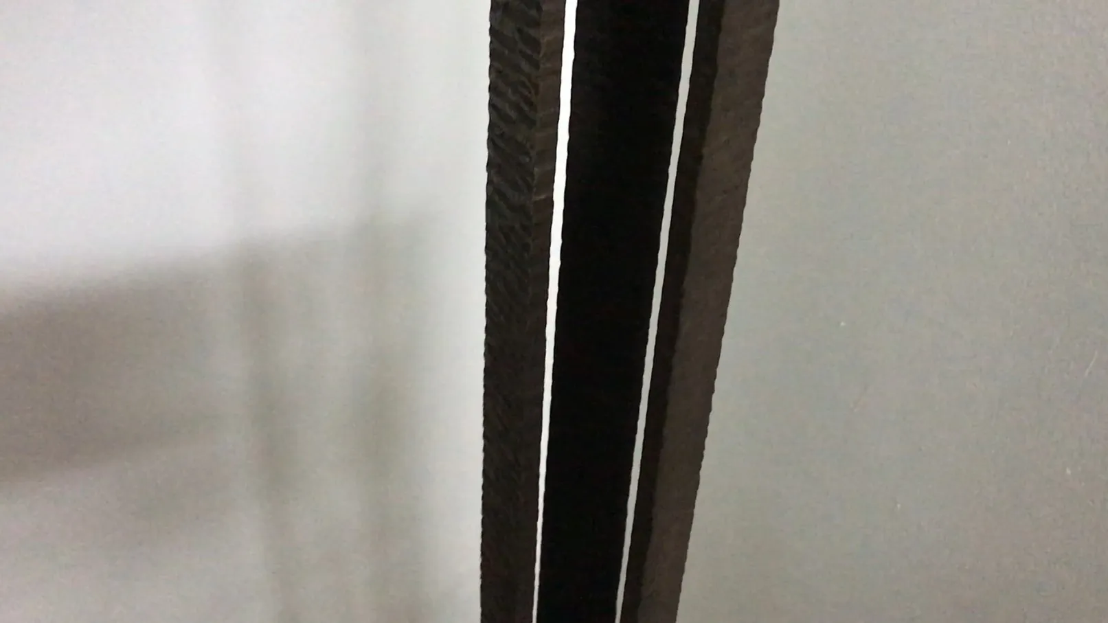 Lampada da terra antica, design elegante e minimalista, atmosfera accogliente.