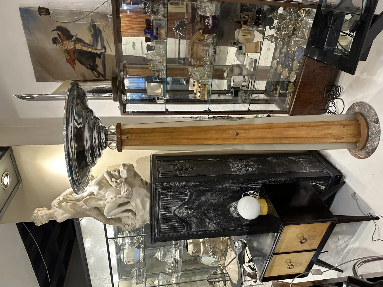 प्राचीन-फर्श-का-दीपक-जिसमें-विस्तृत-छतरी-है-वैभवभरा-परिवेश