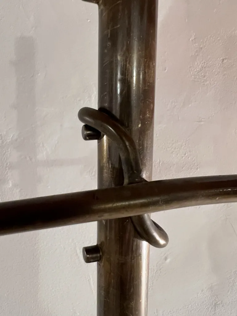 Détail de la torchiere ancienne avec design élégant et courbé