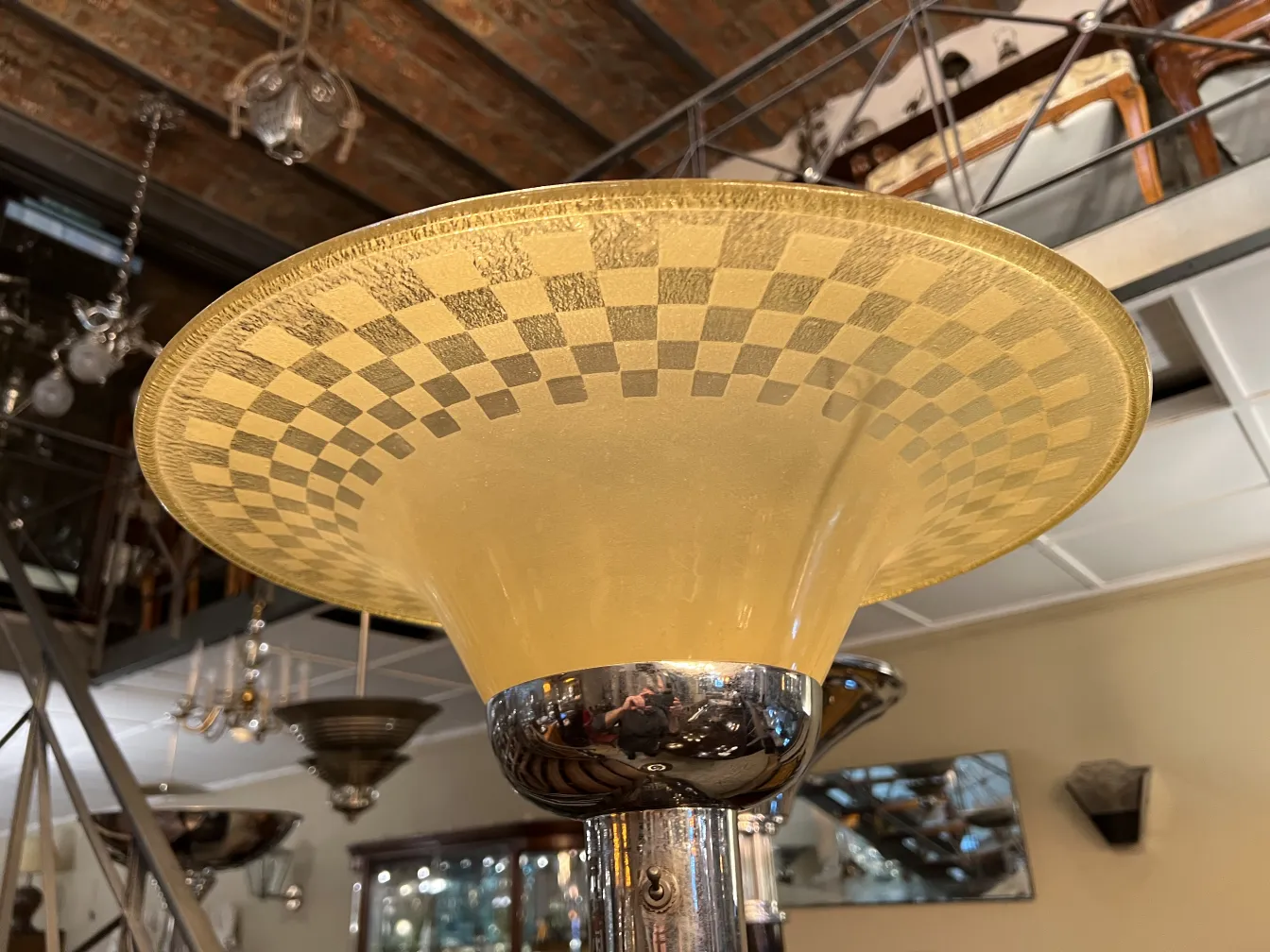 Lámpara de pie antigua con diseño en forma de tablero y ambiente elegante.