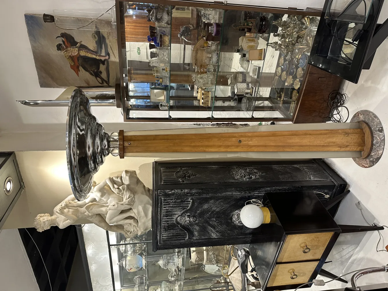 고전적인 바닥 조명, 우아한 베이스와 넓은 그늘이 장식된 환경에서.