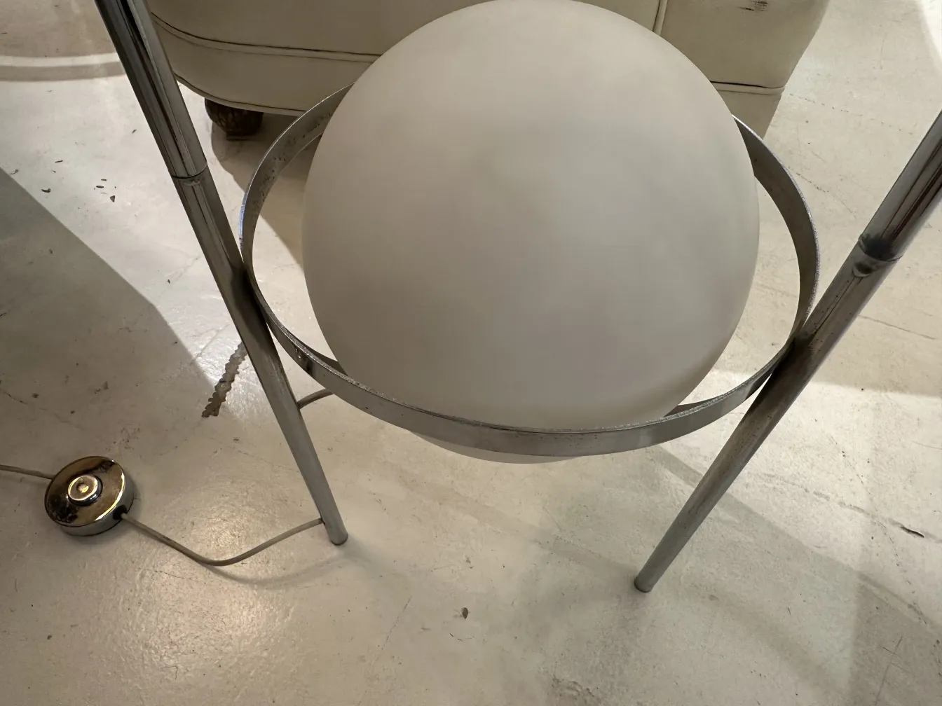 Lámpara de pie antigua de diseño elegante con base circular y vidrio esférico