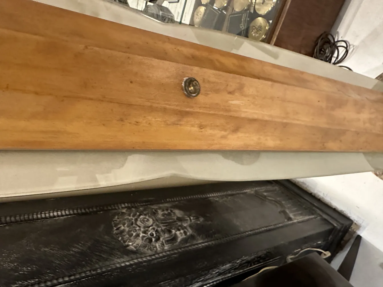 Vista cercana de una lámpara de pie antigua en un ambiente acogedor.