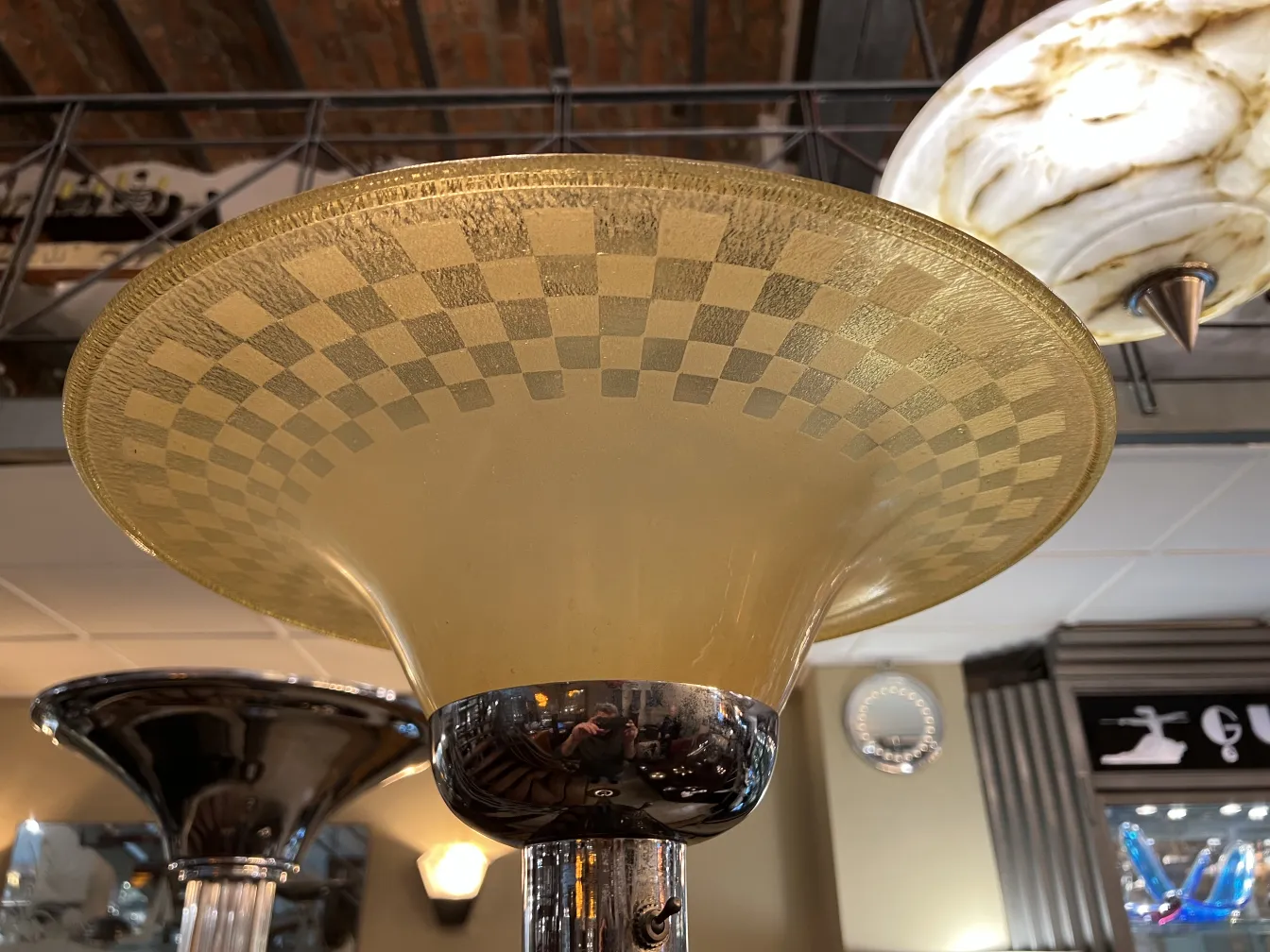 Luminária de pé antiga com cúpula de vidro decorado, em um ambiente acolhedor