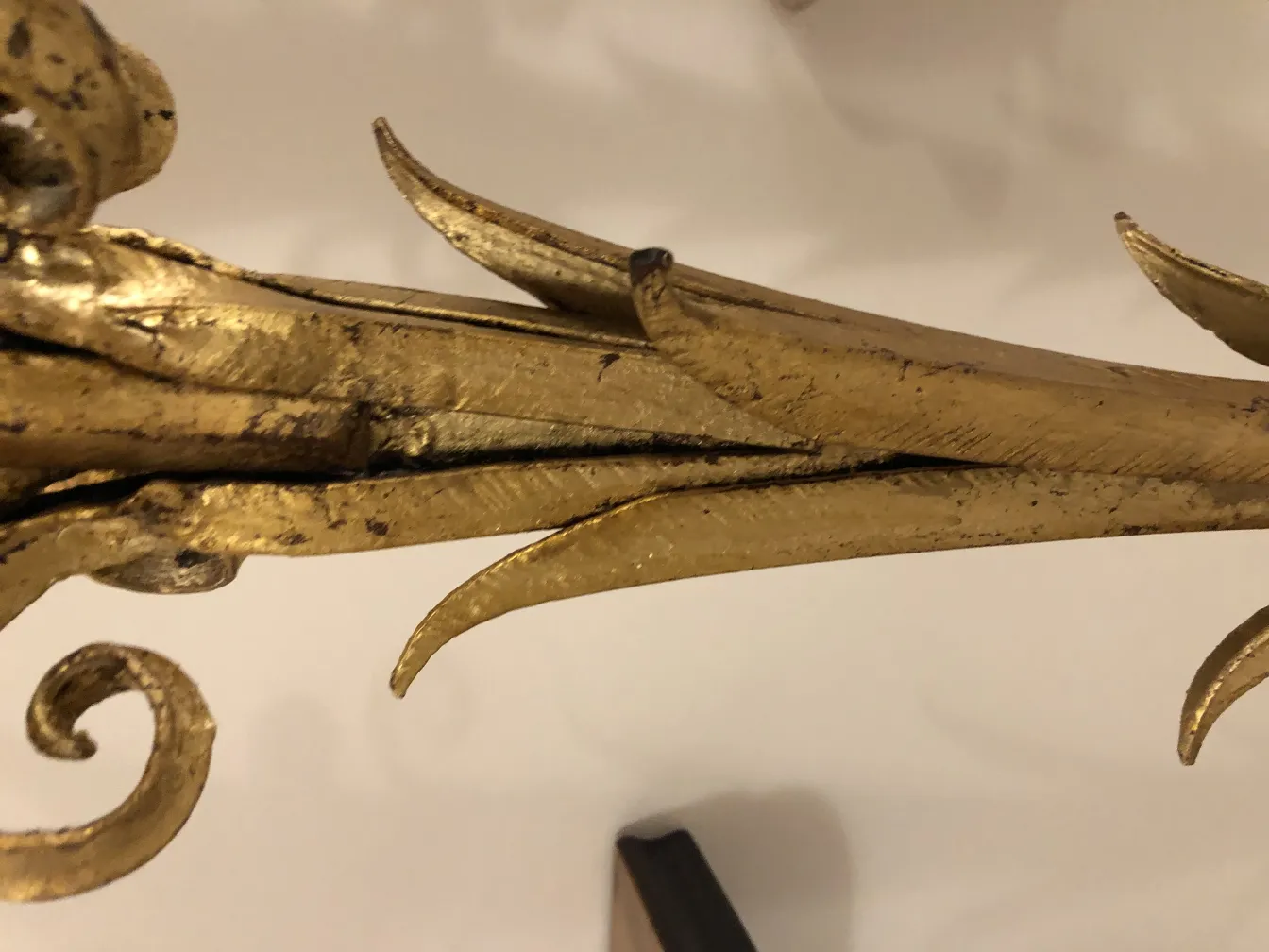 Lámpara de pie antigua con acabados dorados e intrincados.