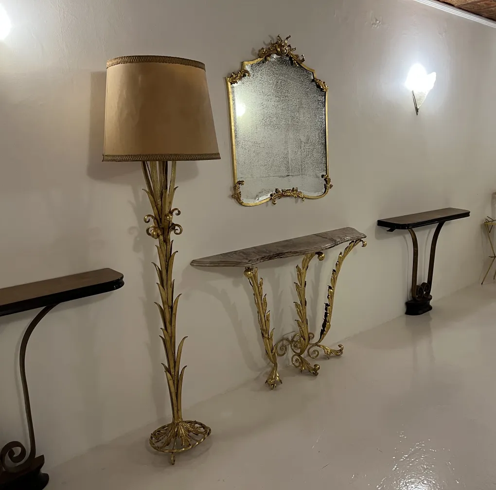 torchiere ancienne dorée avec abat-jour clair et miroir décoratif