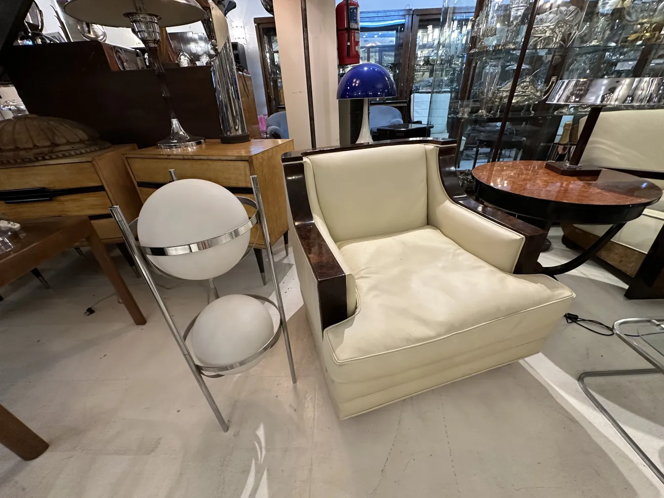 Lámpara de pie antigua con diseño elegante en un ambiente clásico