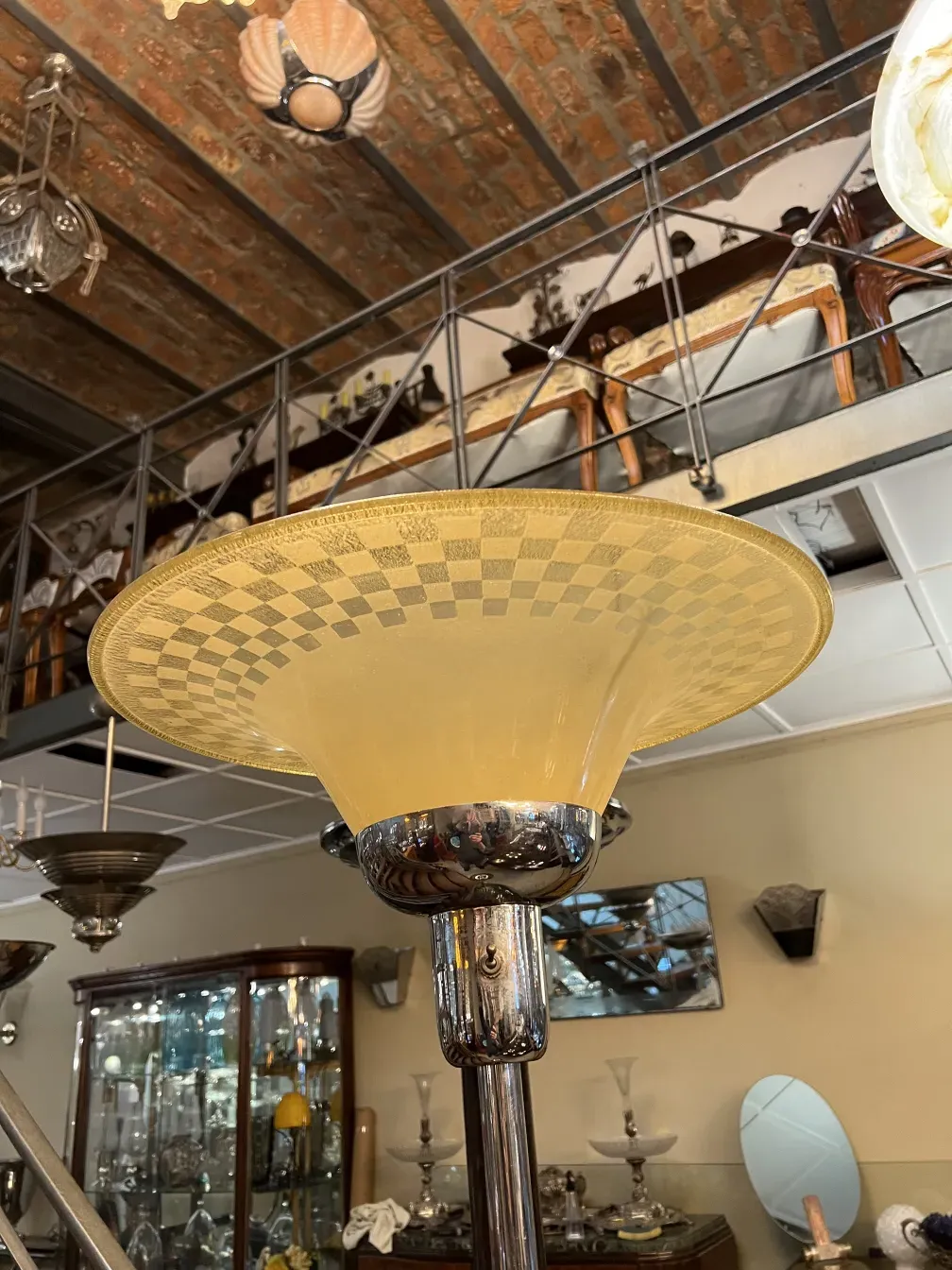 lampara de pie antigua con pantalla en tonos amarillos y detalles en metal, ambiente clásico