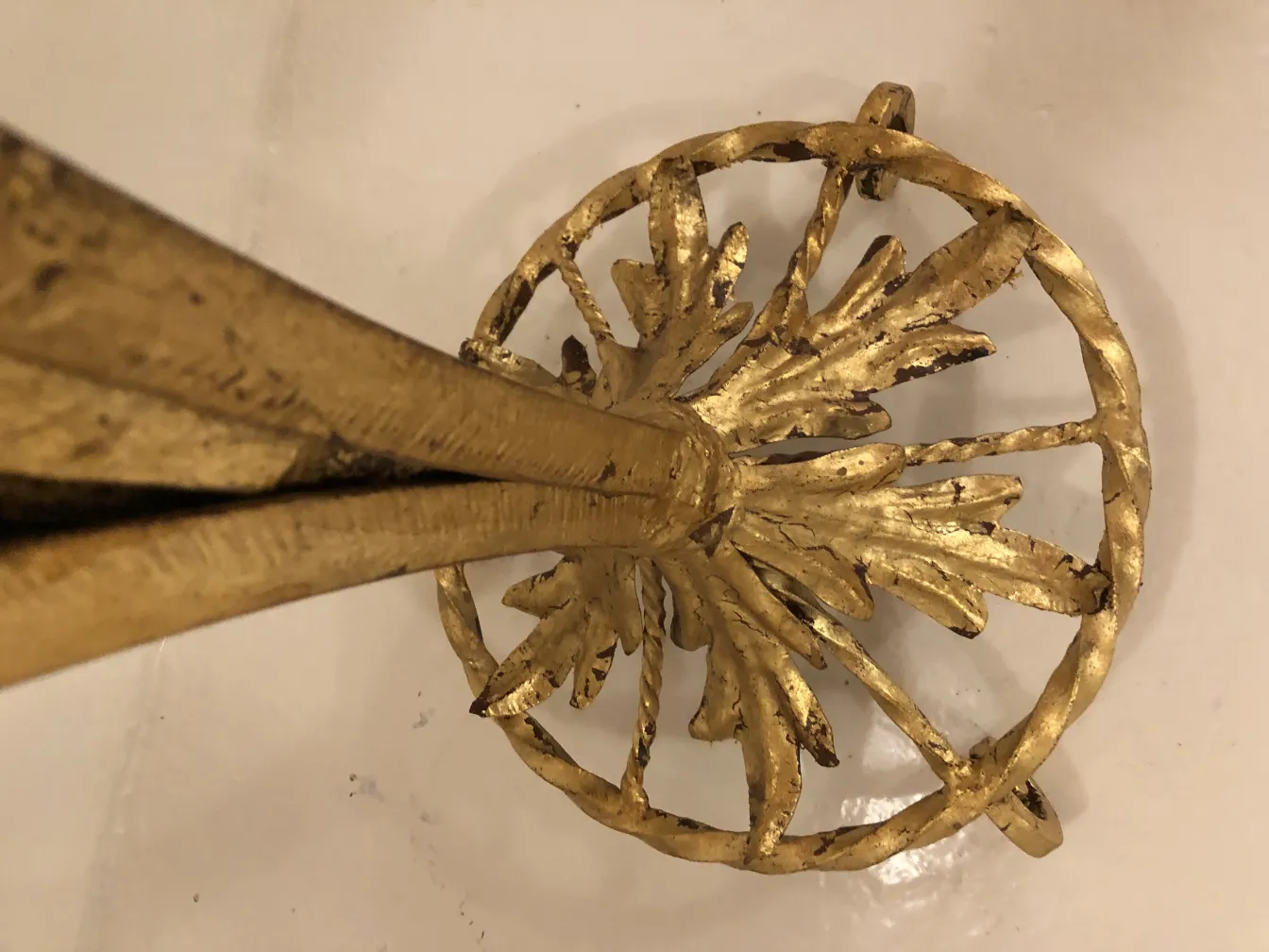 Torchiere ancienne avec une base dorée décorative.