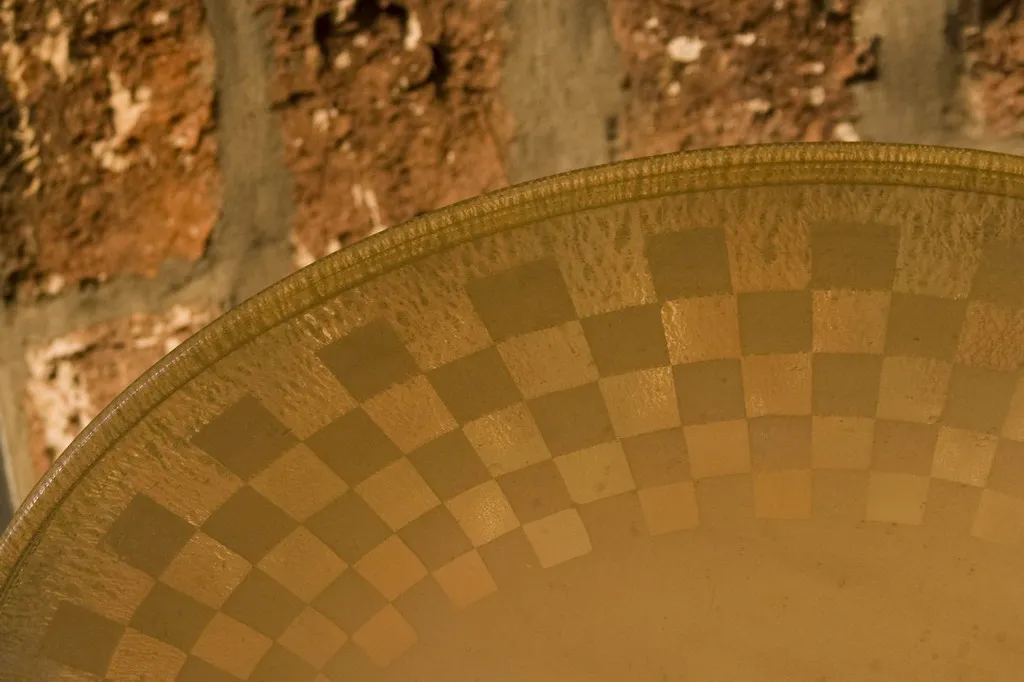 Lampada da terra antica con paralume a quadri, decorativa in un ambiente accogliente.