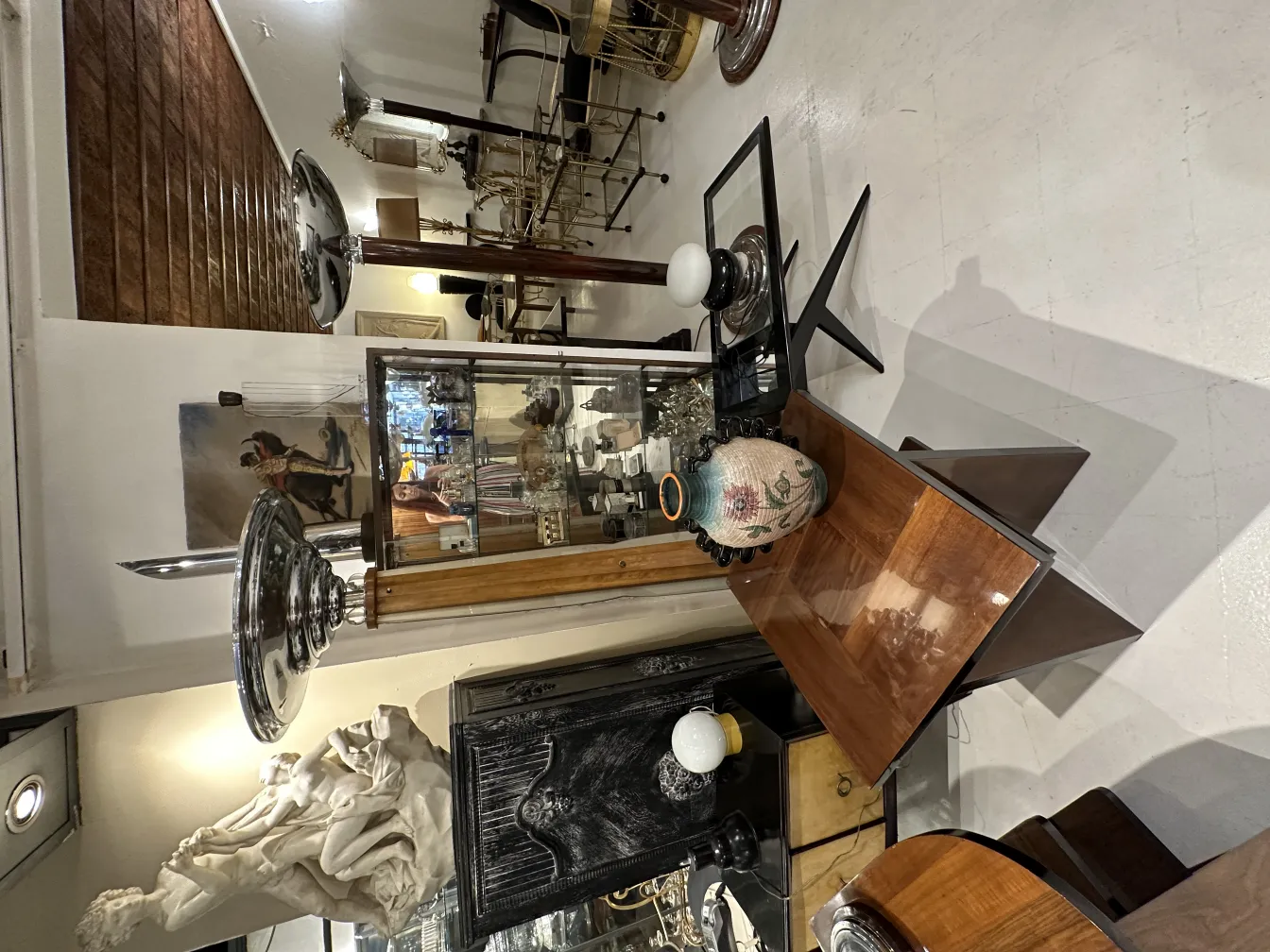 lampara de pie antigua con base elegante y luz suave en ambiente acogedor