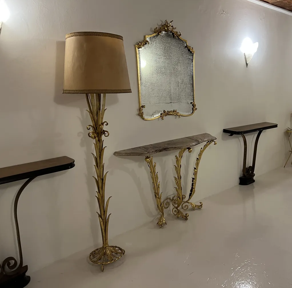 Lámpara de pie antigua de estilo clásico situada en una habitación elegante con un espejo antiguo.