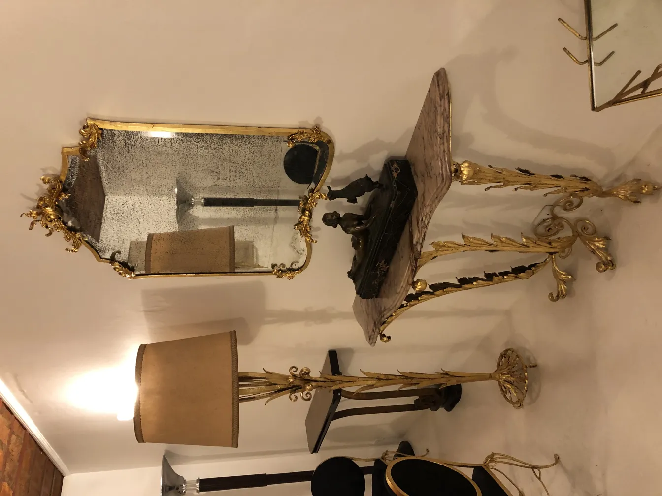 Lámpara de pie antigua con pantalla beige y detalles dorados, en un ambiente elegante