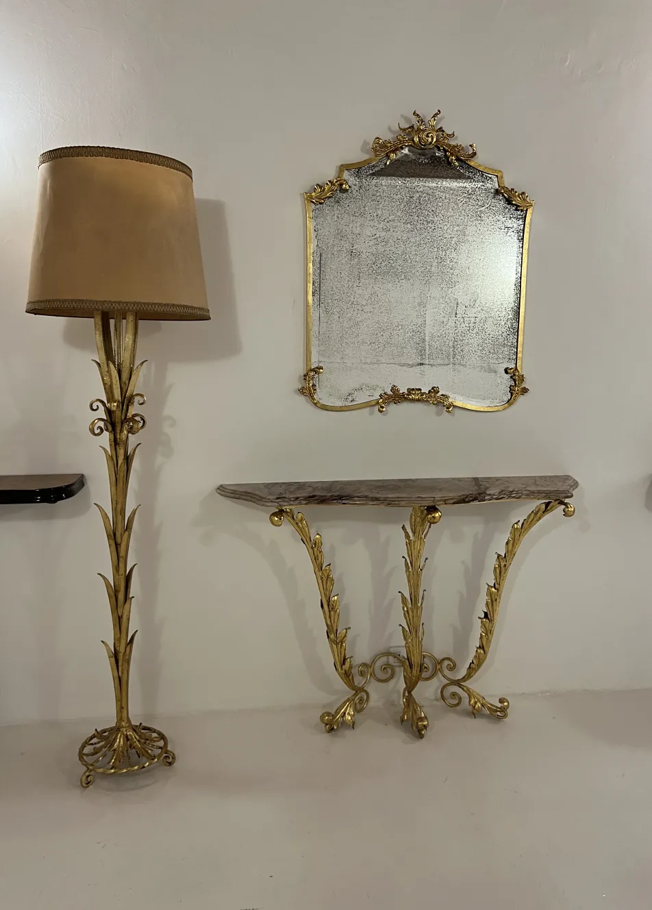 Lampadaire ancien avec base décorative et abat-jour beige