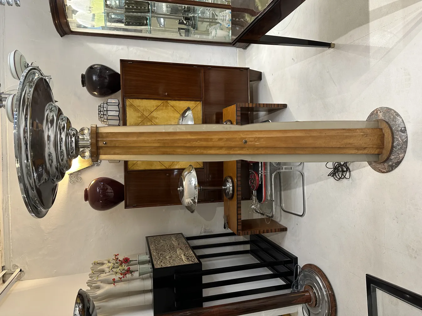 Torchiere ancien, style classique avec base élégante et détails métalliques, dans un cadre d'antiquités.