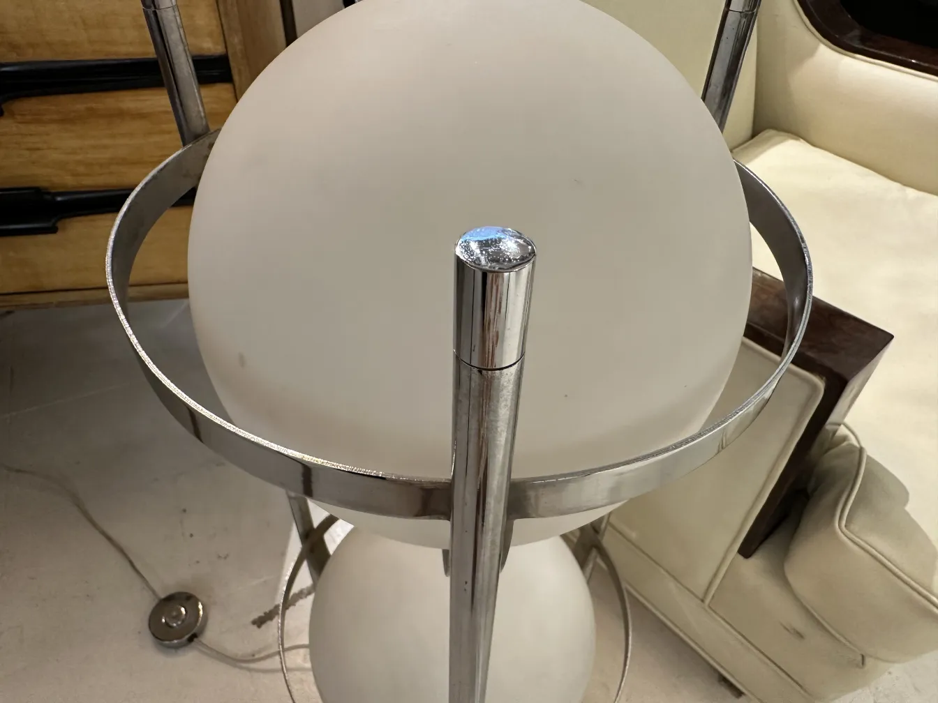 Torchiere ancienne avec globe blanc et cadre en métal, parfaite pour la décoration.