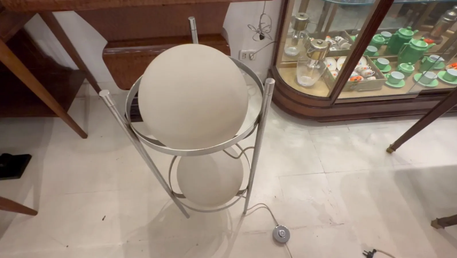 Lampada da terra antica con sfere di vetro in un contesto vintage.