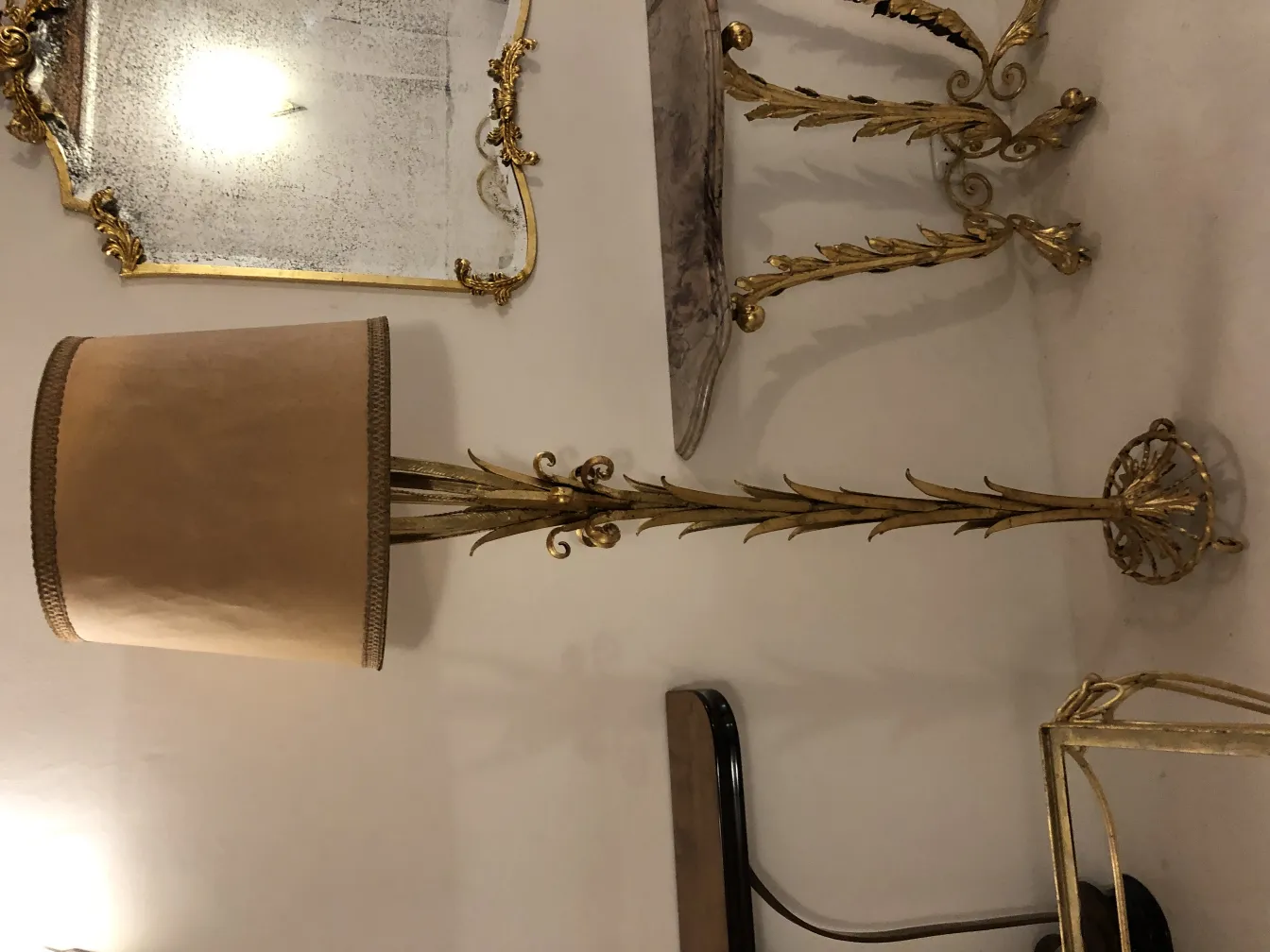 lampara de pie antigua con pantalla beige y detalles oro en un ambiente elegante