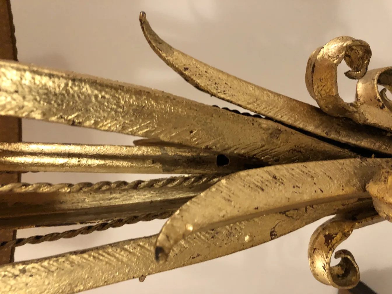 Lámpara de pie antigua con detalles dorados en un entorno acogedor.