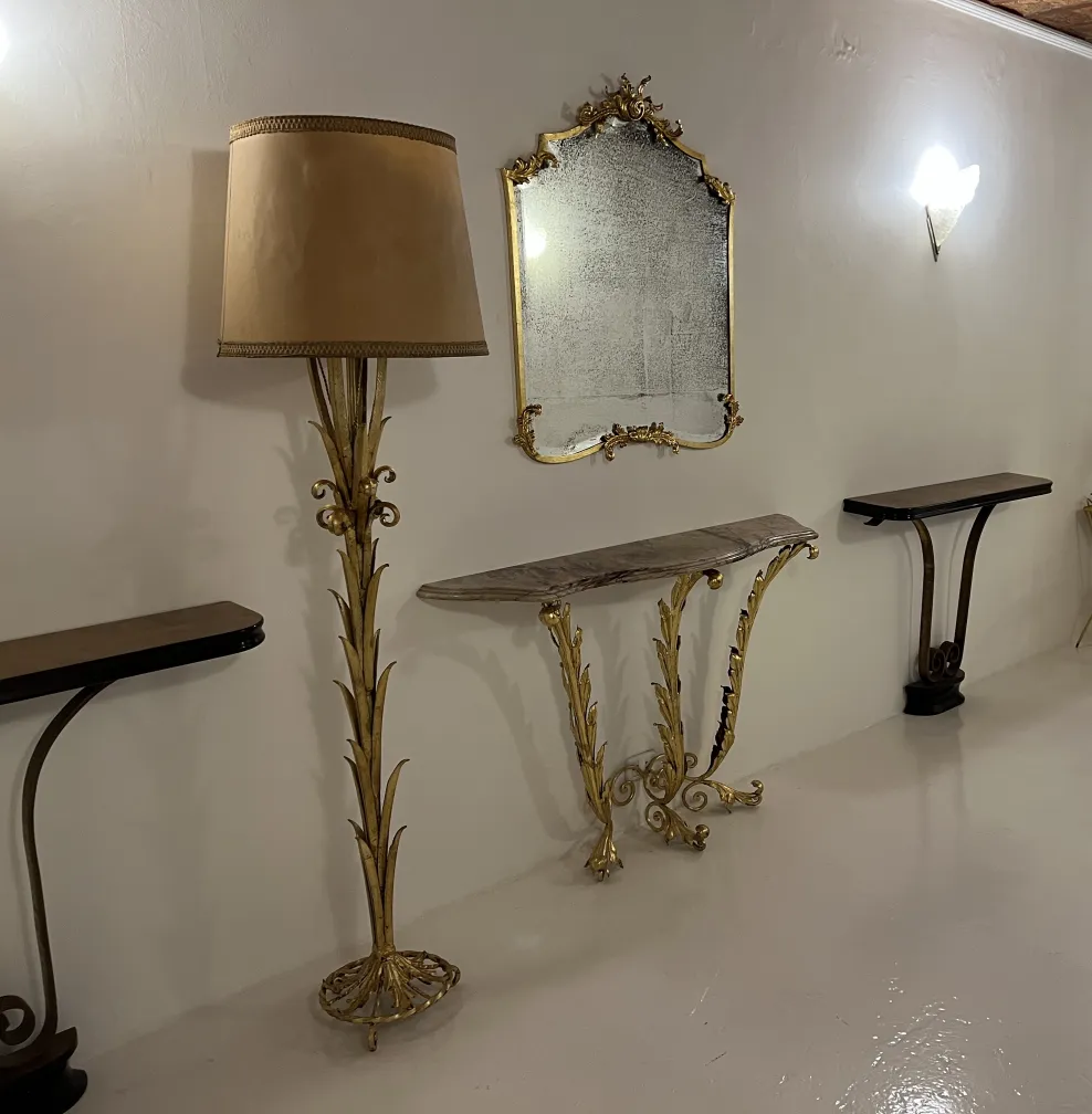 Torchiere antique avec abat-jour beige et base dorée décorative.