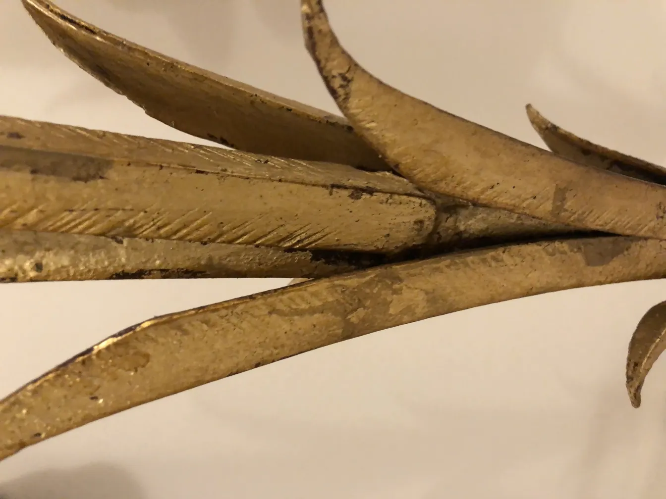 古老的落地灯，具有金色细节和独特风格，优雅的氛围。