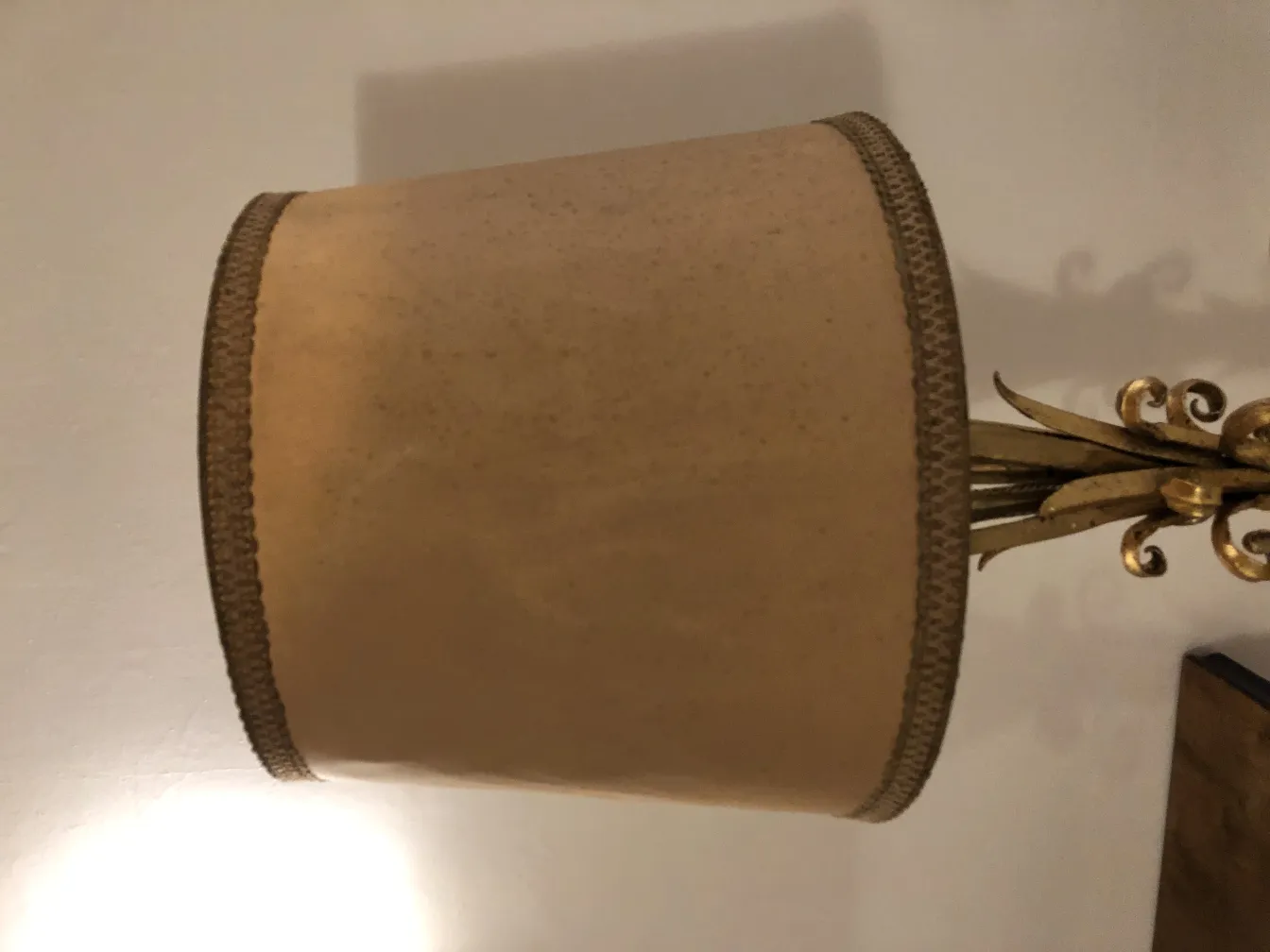 Lampada da terra antica con paralume beige, elegante e decorativa, in un ambiente accogliente.