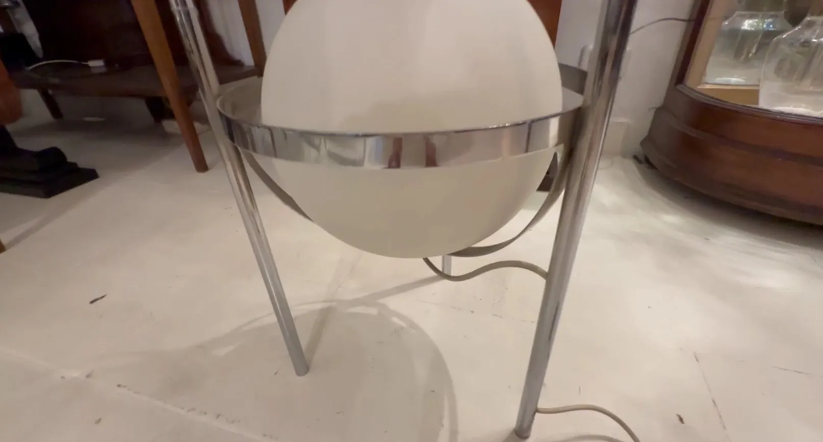 古いフロアランプ、光沢のある仕上げと白い球体、居心地の良い環境に