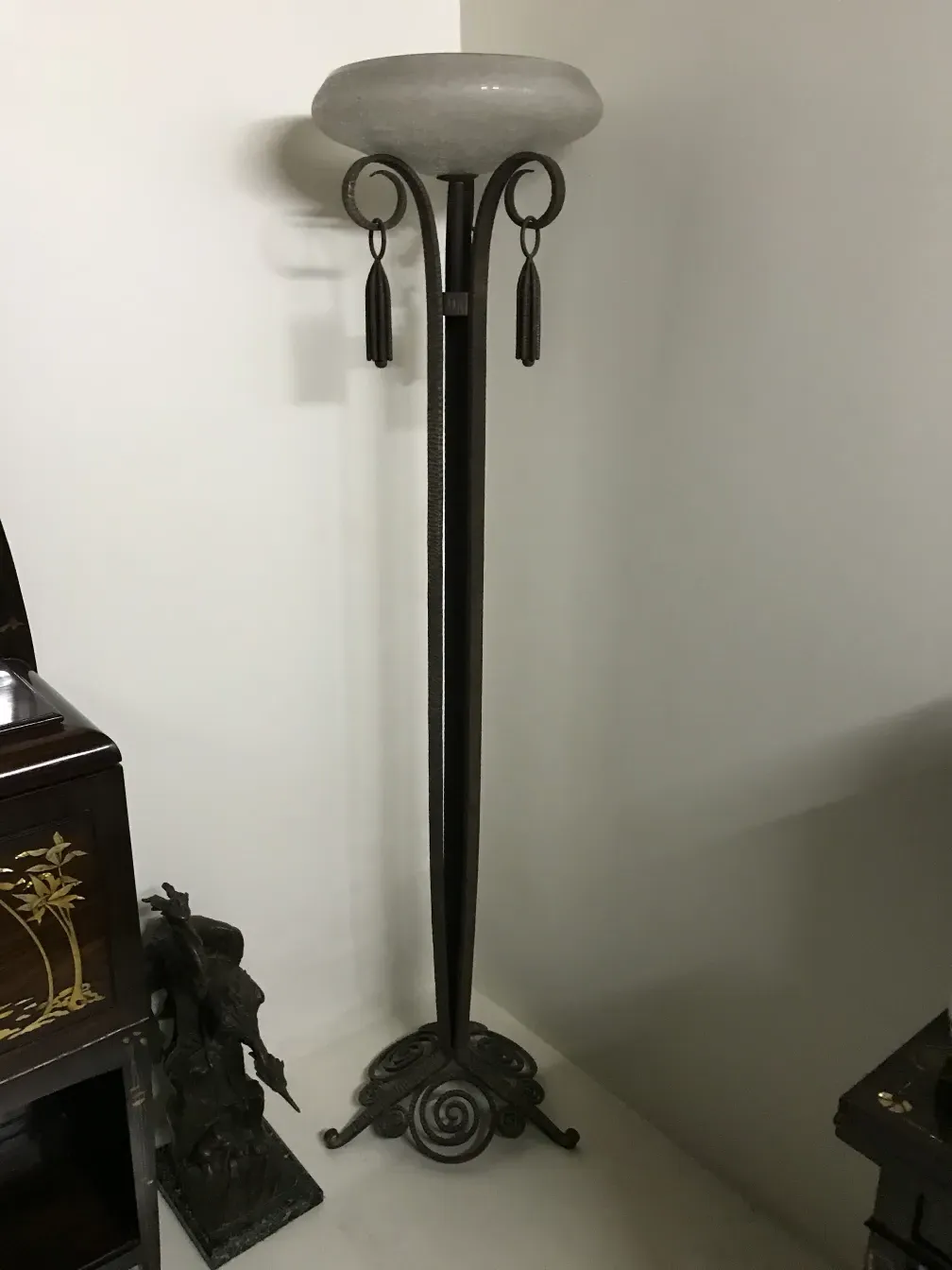 lampada da terra antica con base decorativa, stile muller fres