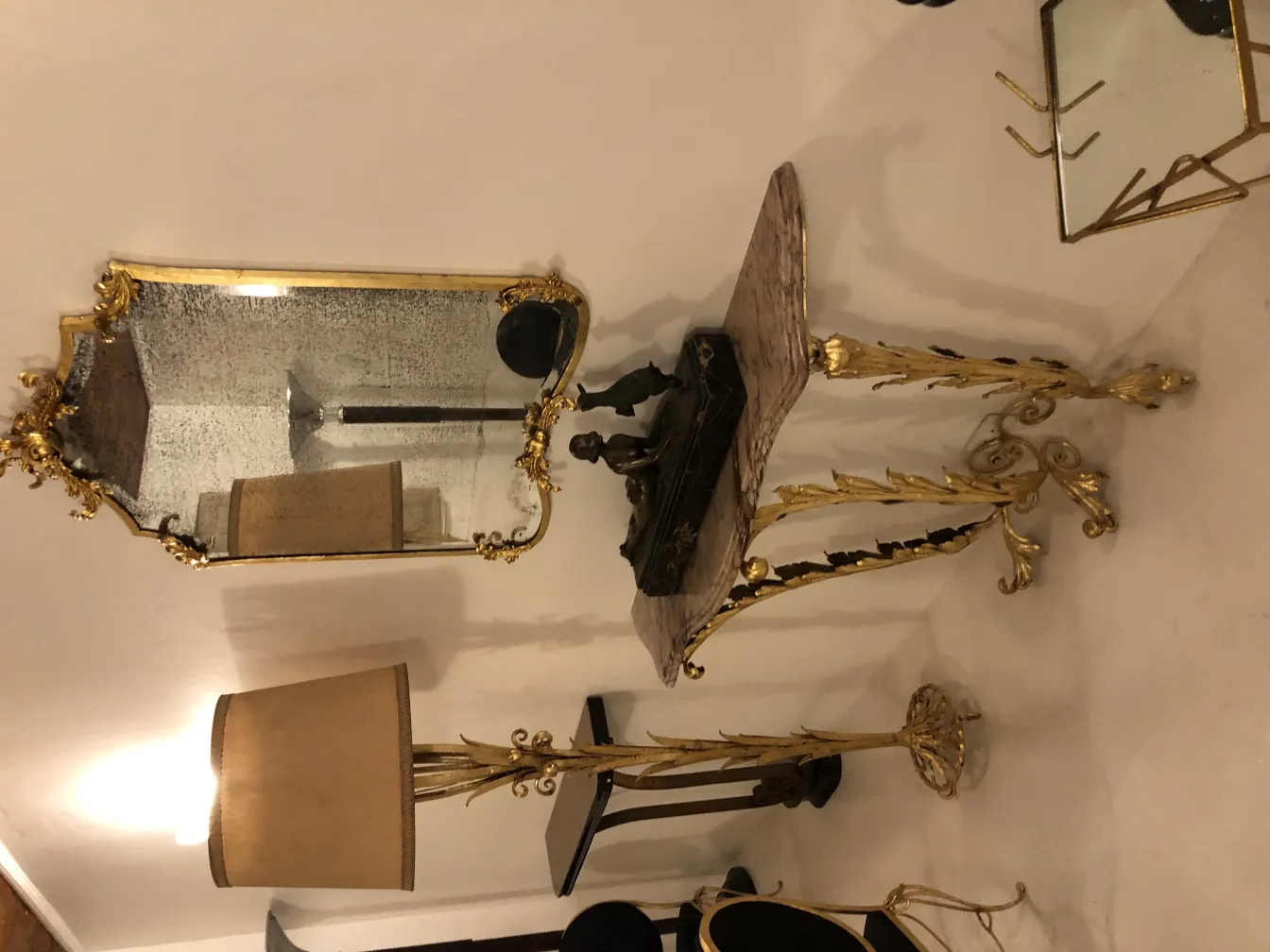 Torchiere antique avec base dorée et abat-jour beige dans un cadre élégant.