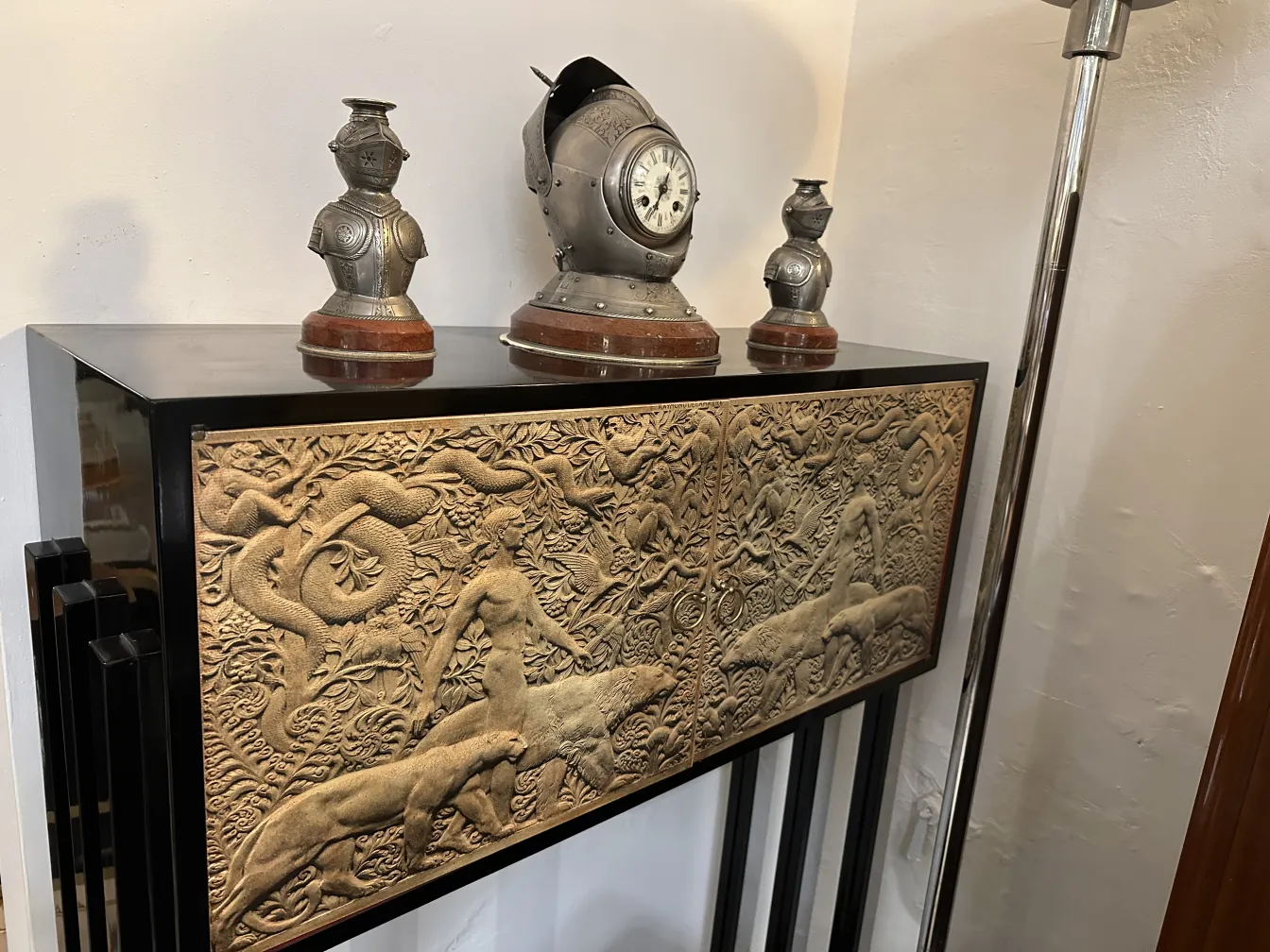 古いフロアランプがエレガントな装飾環境に。